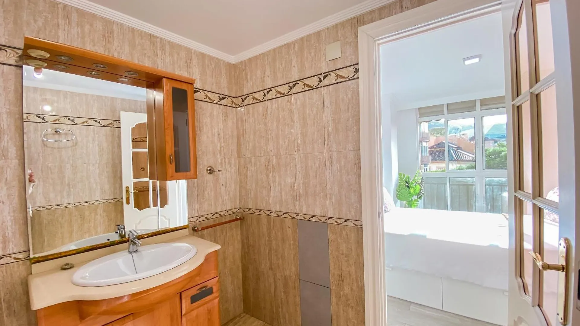 3 Rooms Y 3 Baths Y Aparcamiento Catedral 말라가 아파트